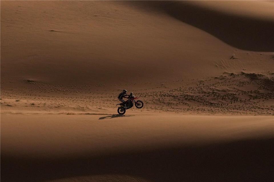 Der US-Fahrer Ricky Brabec tritt auf der sechsten Etappe der Rallye Dakar zwischen Hail und Riad an.Thibault Camus/AP/dpa