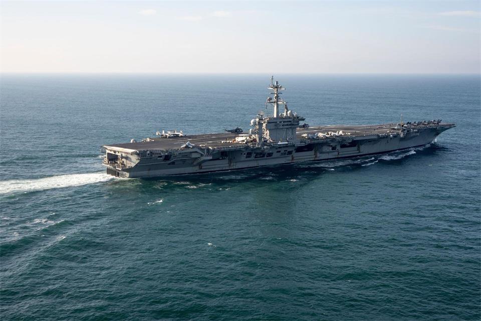 Der US-Flugzeugträger „USS George Washington“ befindet sich aktuell im Nahen Osten. (Archivbild)Victor R. Caivano/AP/dpa