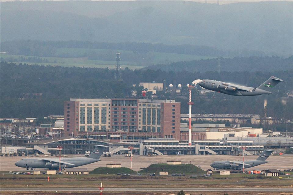 Der US-Luftwaffenstützpunkt in Ramstein gilt als wohl wichtigster Militärflughafen Europas. (Archivbild)Evelyn Denich/dpa