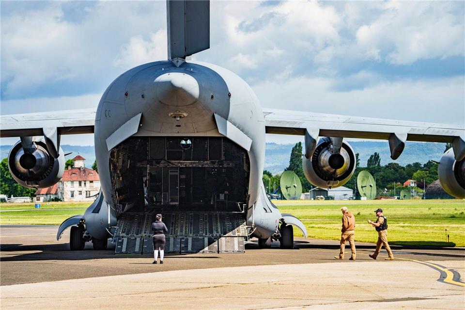 Der US-Militärflughafen in Wiesbaden-Erbenheim rückt wieder in den Fokus der öffentlichen Debatte. (Archivbild)Andreas Arnold/dpa