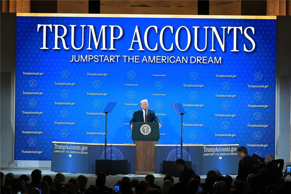 Der US-Präsident machte bei einer Veranstaltung des Finanzministeriums Werbung für die „Trump Accounts“Jacquelyn Martin/AP/dpa