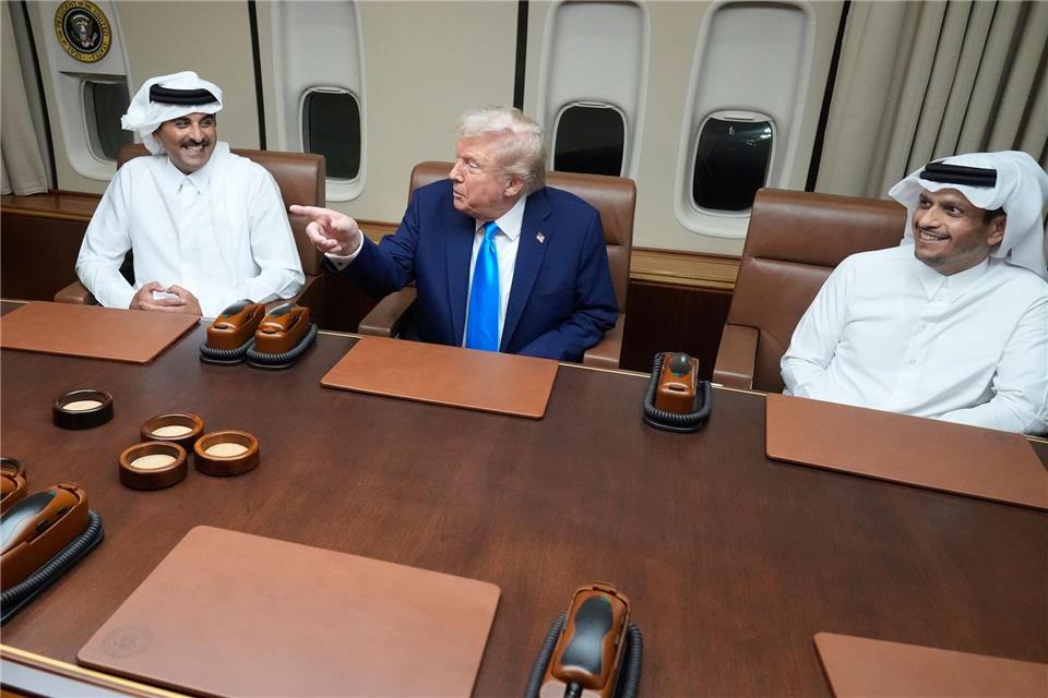 Trump macht Hamas Druck: Tote Geiseln schnell übergeben  Der US-Präsident trifft den Emir von Katar und den Ministerpräsidenten des Landes an Bord der Air Force One. Mark Schiefelbein/AP/dpa