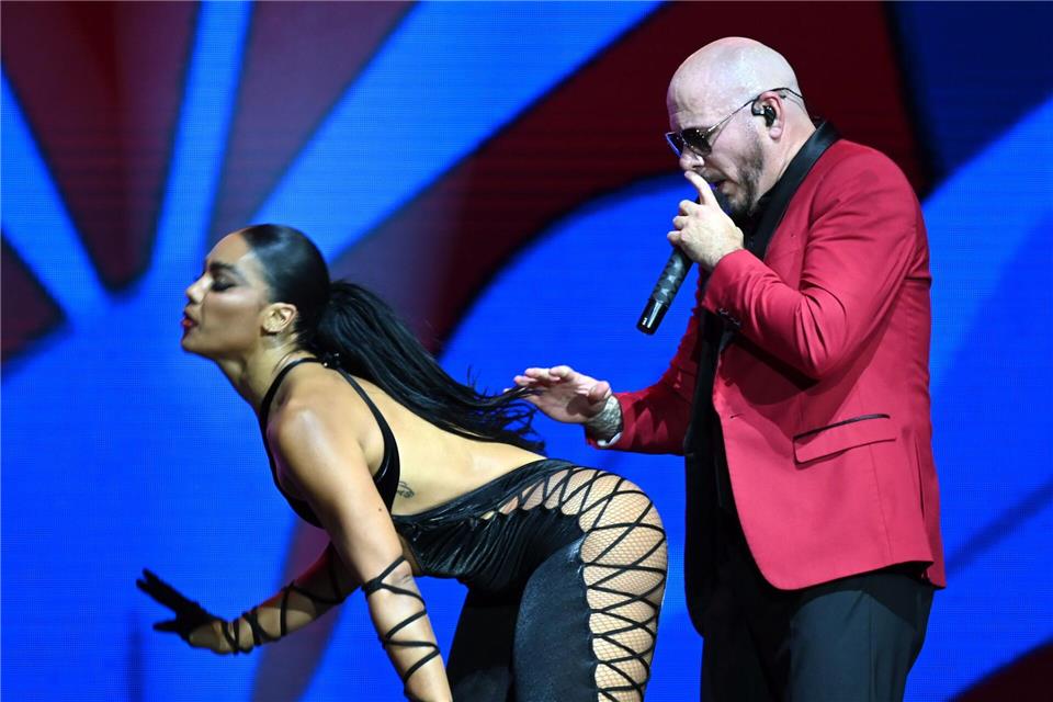Der US-Rapper ging immer wieder auf Tuchfühlung mit den Tänzerinnen.Elisa Schu/dpa