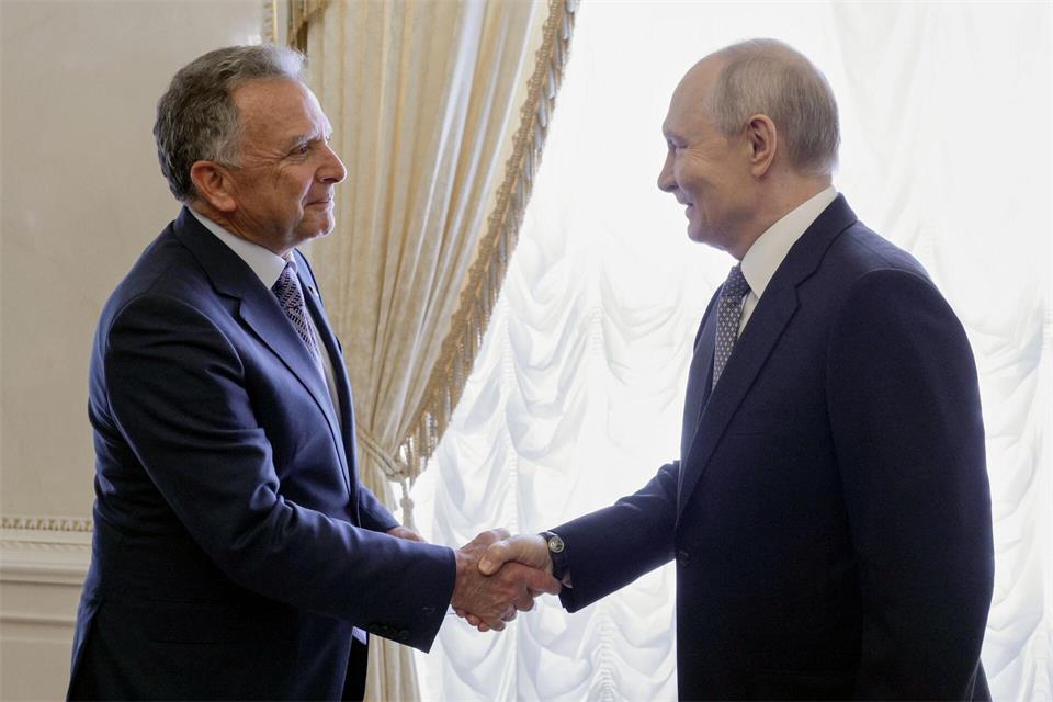 Der US-Unterhändler Steve Witkoff (l) hat Kremlchef Wladimir Putin neue Vorschläge für eine Friedenslösung im russischen Angriffskrieg gegen die Ukraine unterbreitet.Gavriil Grigorov/Pool Sputnik Kremlin/AP/dpa
