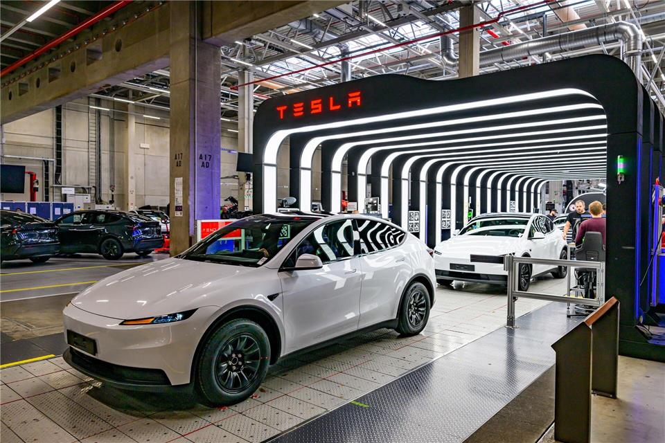 Der US-amerikanische Elektroautobauer Tesla hat mit der Neueinstellung mehrerer tausend Beschäftigter begonnen. (Archivbild)Patrick Pleul/dpa