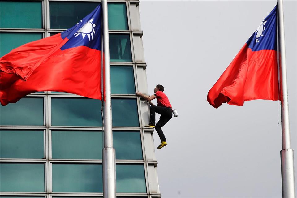 Der US-amerikanische Kletterer Alex Honnold klettert in Taipeh, Taiwan, auf den Wolkenkratzer Taipei 101.ChiangYing-ying/AP/dpa