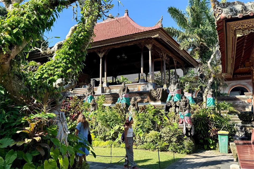 Der Ubud Palace ist eine wichtige Sehenswürdigkeit des Ortes und die offizielle Residenz der königlichen Familie. Bekannt ist er für seine traditionelle balinesische Architektur und abendliche Tanzvorführungen.Carola Frentzen/dpa