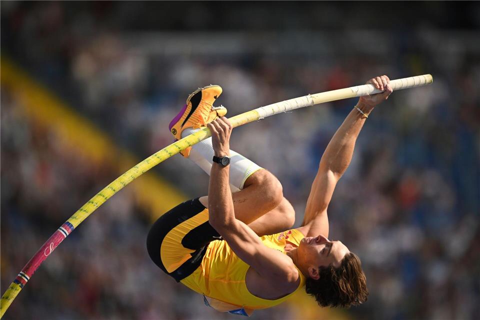 Der Überflieger der Leichtathletik: Stabhochspringer Armand Duplantis aus Schweden.Rafal Oleksiewicz/AP/dpa