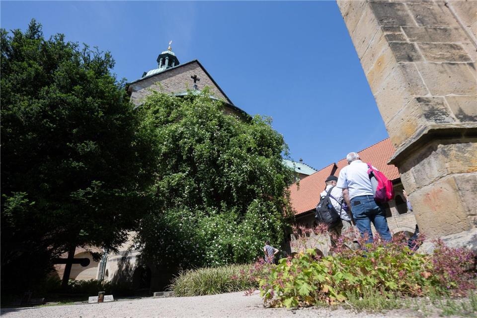 Der Überlieferung nach hatte ein Sohn Karls des Großen um 815 bei einer Rast ein Reliquiengefäß nicht aus den Rosen befreien können. Julian Stratenschulte/dpa