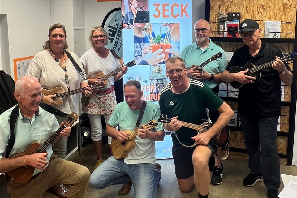 Der Ukulele-Stammtisch trifft sich jeden ersten Donnerstag im Monat. Werner Schnappenberger (links) hat ihn ins Leben gerufen.