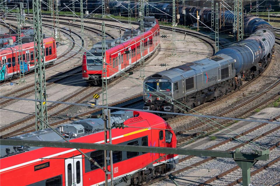 Warum die Bahn den Ulmer Bahnhof doch nicht Wochen sperrt  Der Ulmer Hauptbahnhof wird im Januar doch nicht für vier Wochen lang lahmgelegt. (Archivbild)Stefan Puchner/dpa