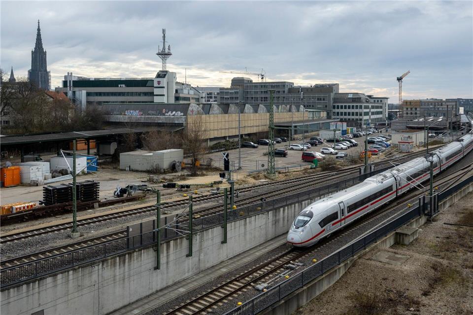 Der Ulmer Hauptbahnhof wird umfangreich saniert. (Foto-Produktion)Stefan Puchner/dpa