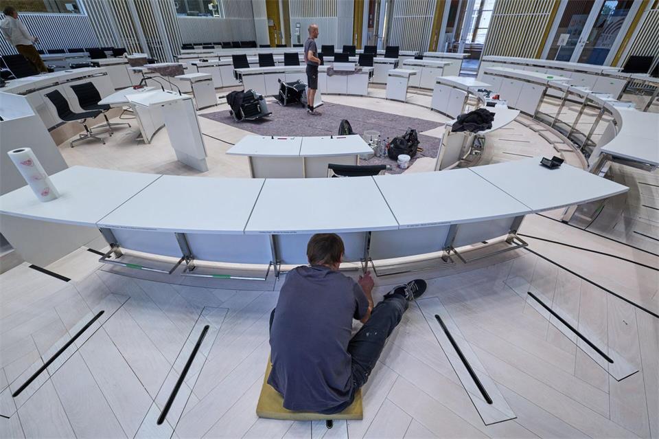 Der Umbau des Plenarsaals im Landtag ist in vollem Gange.Jens Büttner/dpa