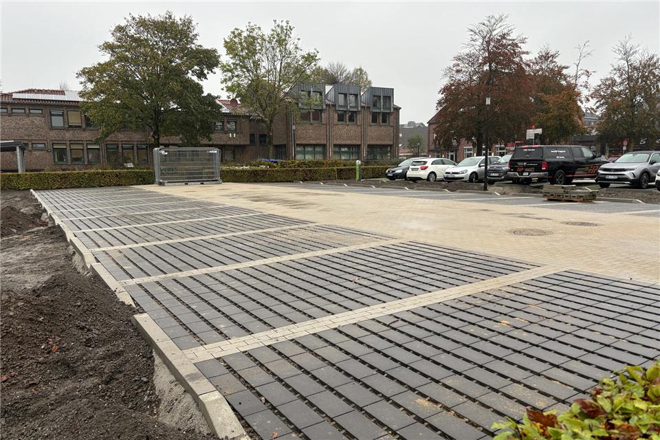 Der Umbau des Rathaus-Parkplatzes ist weitgehend abgeschlossen. Zum Kappesmarkt stehen die Flächen zur Verfügung.