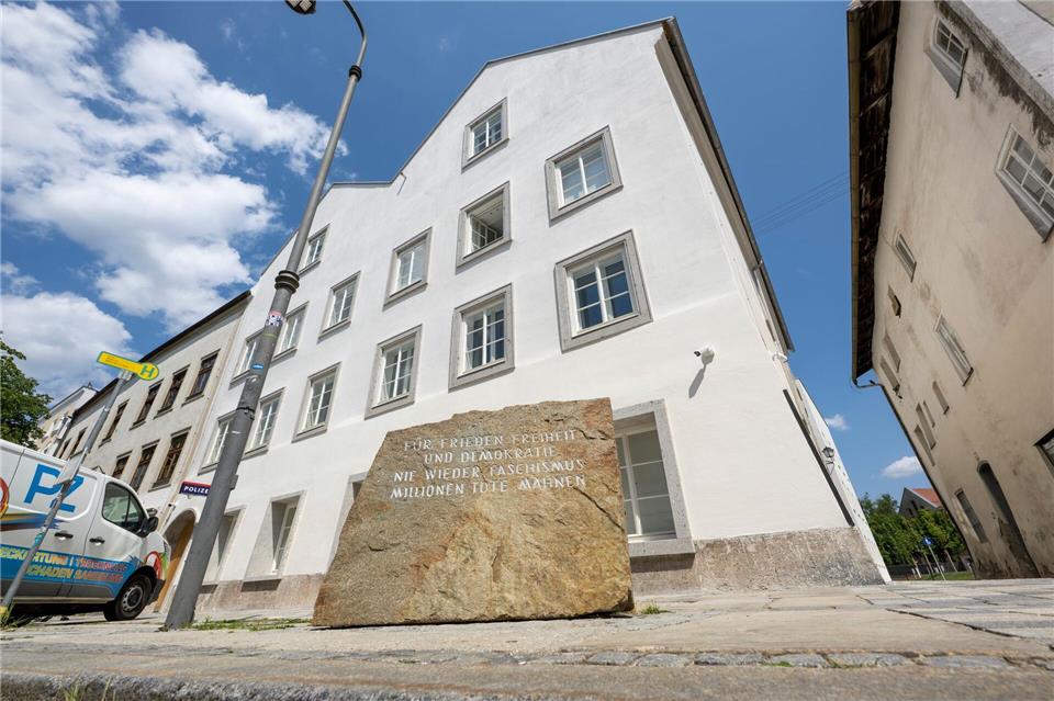 Der Umbau zur Polizeistation soll Hitlers Geburtshaus in Österreich für Neonazis unattraktiv machen.Peter Kneffel/dpa
