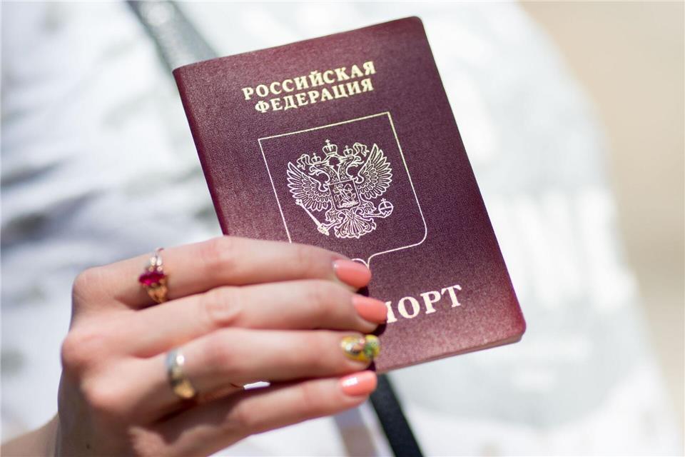 Der Umgang mit Visaanträgen von russischen Staatsbürgern ist innerhalb der EU sehr unterschiedlich. Lettland etwa hat die Vergabe von Visa und Aufenthaltsgenehmigungen an Russen weitgehend ausgesetzt. (Archivbild)Kay Nietfeld/dpa