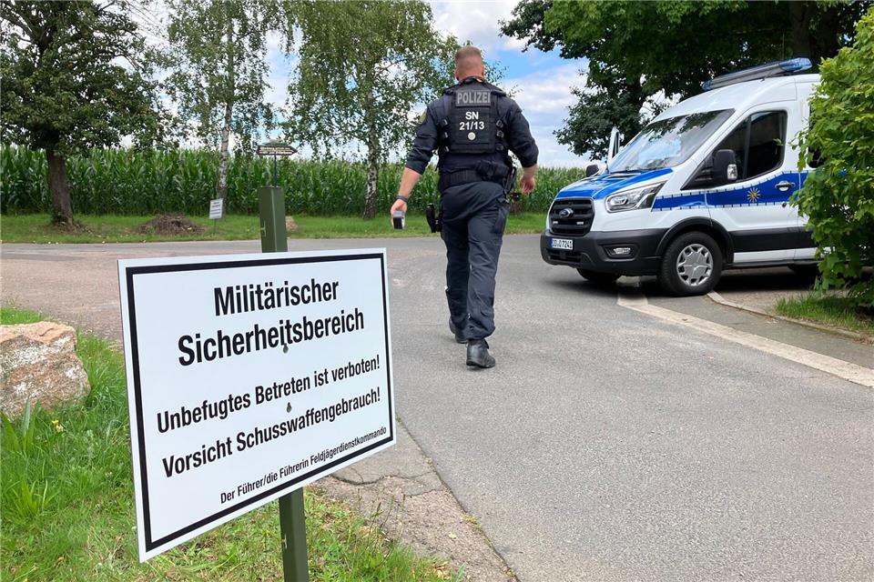 Der Umkreis der Absturzstelle wird zum militärischen Sicherheitsbereich und zur Flugverbotszone erklärt. Birgit Zimmermann/dpa-Zentralbild/dpa