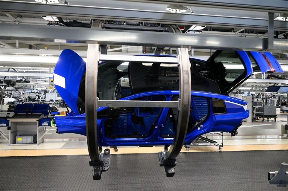 Der Umsatz von Volkswagen, Mercedes-Benz und BMW ist im ersten Halbjahr gesunken. (Archivbild)Lukas Barth-Tuttas/dpa