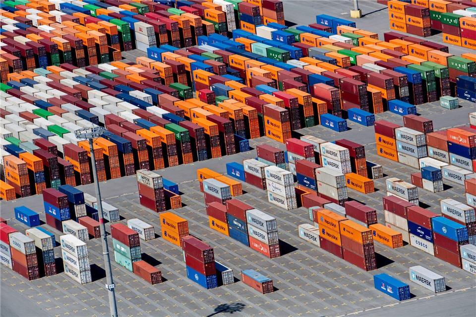 Der Umschlag an Niedersachsens Seehäfen stiegt deutlich - insbesondere am Jade-Weser-Port in Wilhelmshaven. (Archivbild)Hauke-Christian Dittrich/dpa