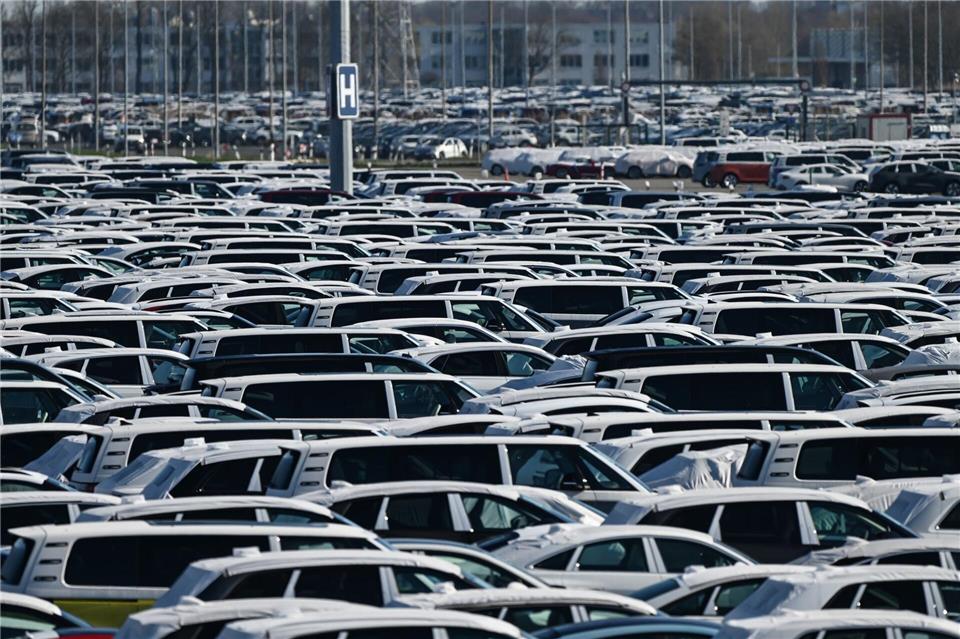 Der Umschlag von Autos in Emden ging zurück. (Archivbild)Lars Penning/dpa
