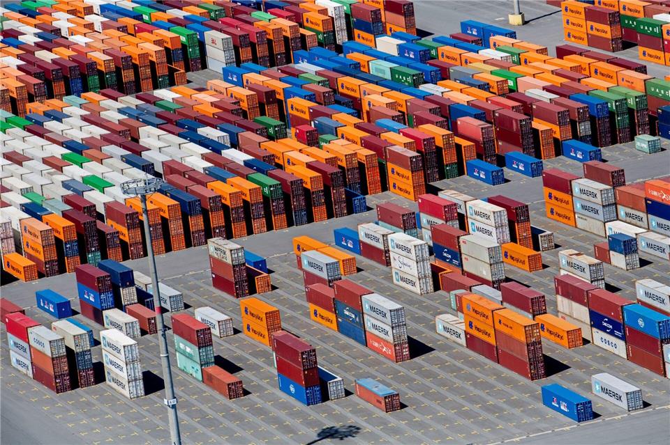 Der Umschlag von Containern legte im ersten Halbjahr zu. (Archivbild)Hauke-Christian Dittrich/dpa