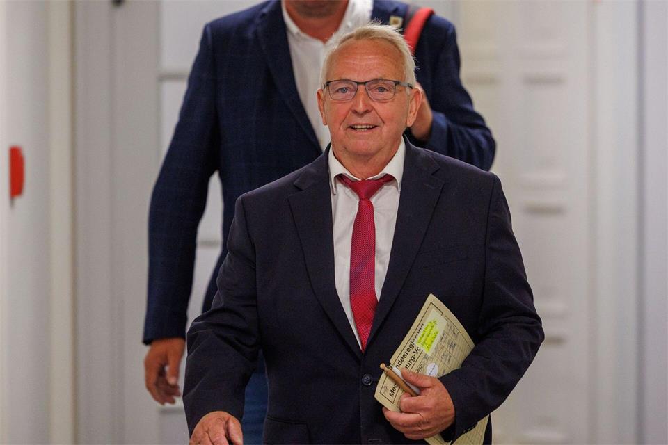 Der Umweltminister von Mecklenburg-Vorpommern, Till Backhaus (SPD), erklärte sich vor dem Agrarausschuss des Landtags.Jens Büttner/dpa