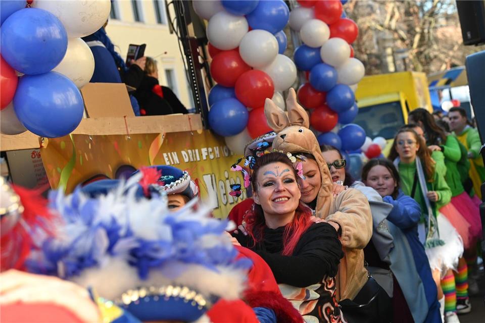 Der Umzug der Karnevalisten zieht bunt und fröhlich durch die Straßen der Saalestadt.Heiko Rebsch/dpa