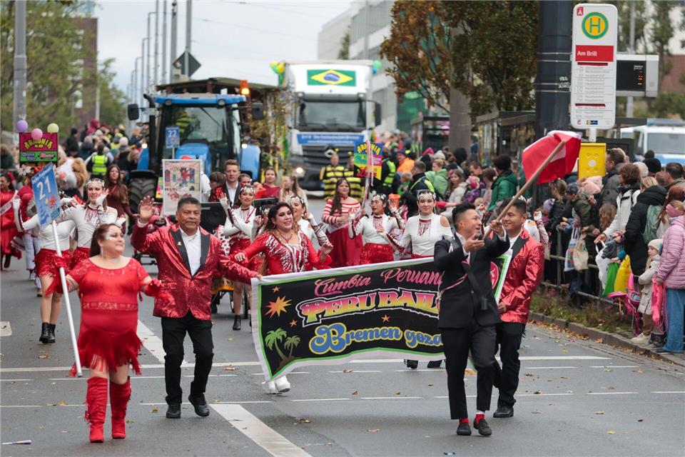 Fünfte Jahreszeit in Bremen – Tausende ziehen zum Freimarkt  Der Umzug durch Bremen mit rund 4.000 Teilnehmerinnen und Teilnehmer ist der Höhepunkt des Freimarkts.Focke Strangmann/dpa