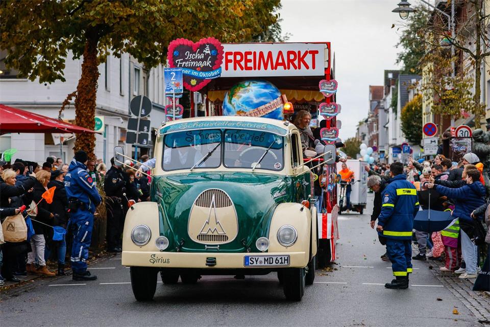 Der Umzug durch das Zentrum der Hansestadt ist ein Höhepunkt des größten Volksfestes Norddeutschlands.Focke Strangmann/dpa