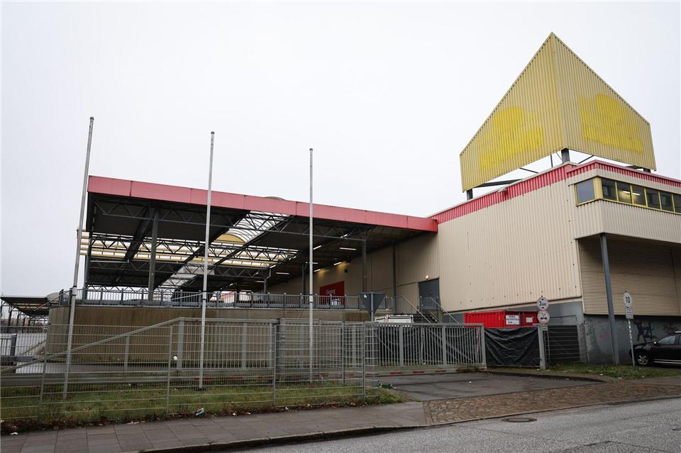 Notunterkunft in den Messehallen wird geschlossen Der Umzug von Flüchtlingen aus den Hamburger Messehallen in die neue Notunterkunft in Bahrenfeld läuft sei Tagen.Christian Charisius/dpa