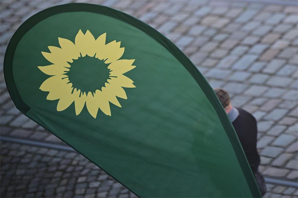 Der Unbekannte soll dem Abgeordneten körperliche Gewalt angedroht haben. (Symbolbild)Sebastian Christoph Gollnow/dpa