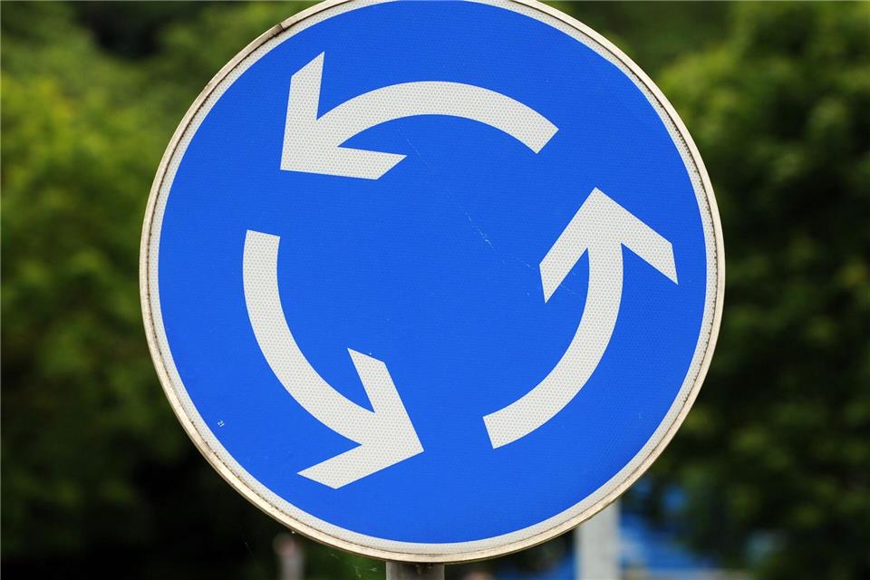 Der Unfall ereignete sich an einem Kreisverkehr. (Symbolbild)picture alliance / dpa