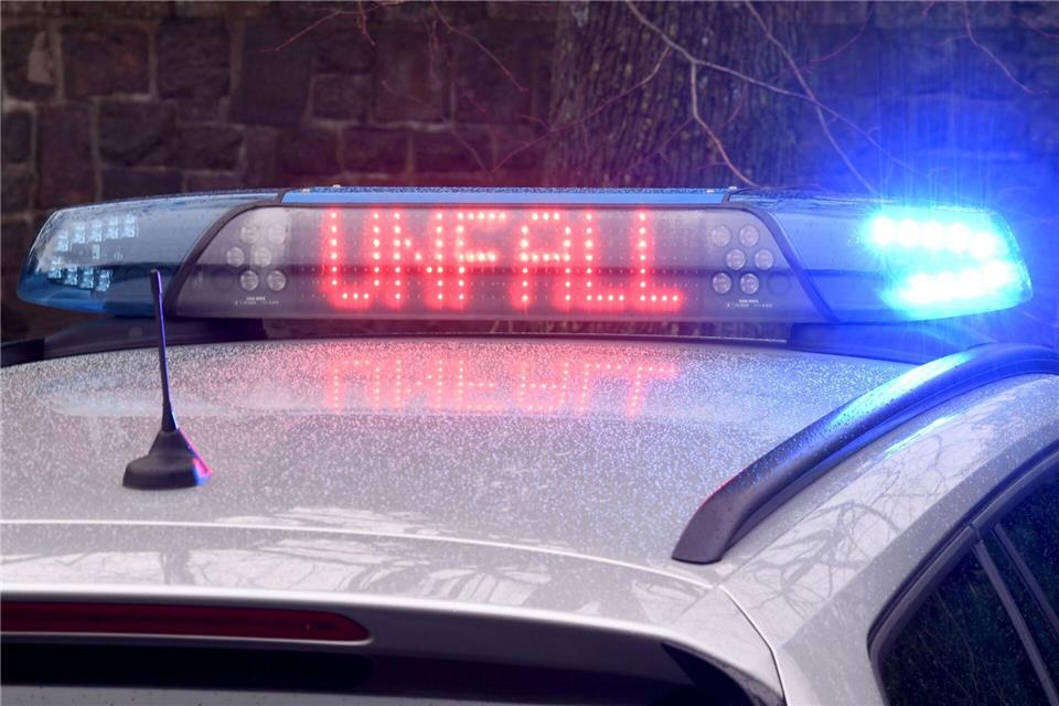 Der Unfall ereignete sich auf einer Landstraße im Landkreis Alzey-Worms.Carsten Rehder/dpa