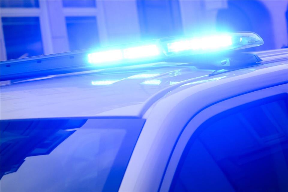 Der Unfall ereignete sich der Polizei zufolge gegen 21.47 Uhr. (Symbolbild)Julian Stratenschulte/dpa