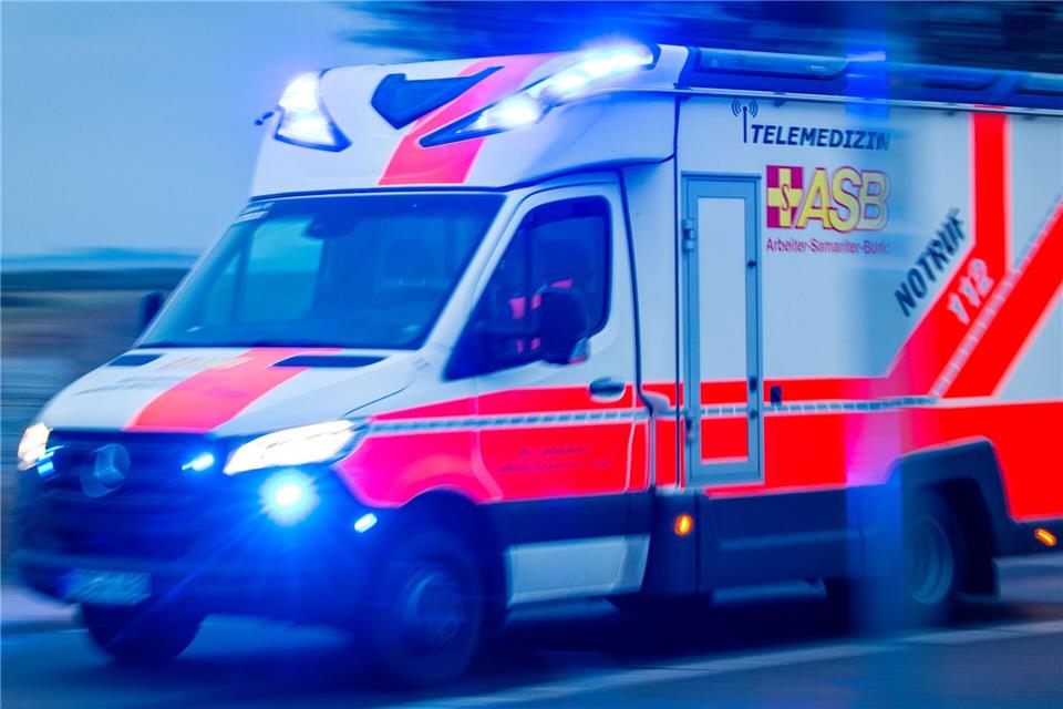 Der Unfall ereignete sich gegen 19.00 Uhr. (Symbolbild)Jens Büttner/dpa