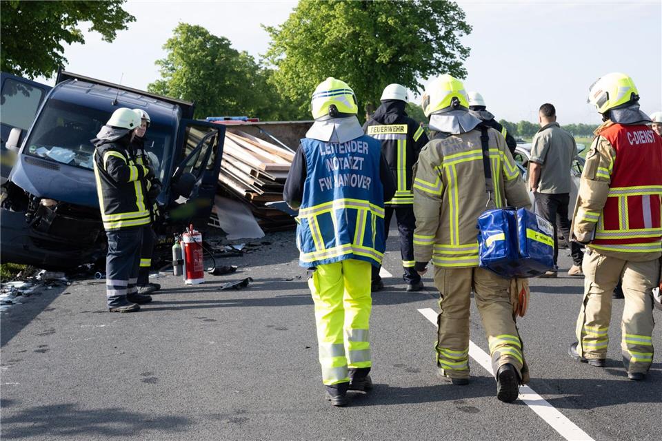 Der Unfall ereignete sich nach Polizeiangaben gegen 7.30 Uhr zwischen der Stadt Pattensen und deren südlichem Ortsteil Oerie.Julian Stratenschulte/dpa