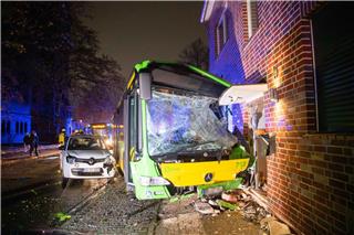 Der Unfall hinterließ eine Spur der Verwüstung.Vincent Kempf/dpa