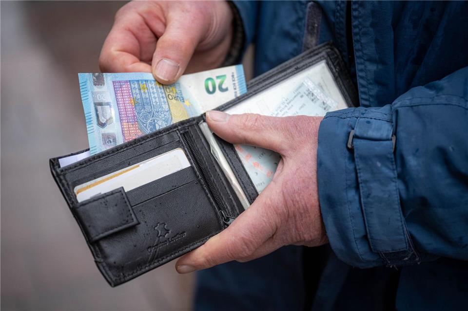 Der Unfallverursacher drückte der Jugendlichen laut Polizei 20 Euro in die Hand und fuhr davon. (Symbolbild)Sina Schuldt/dpa