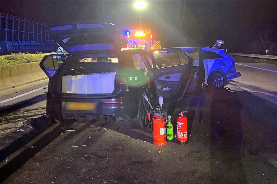 Der Unfallwagen birgt eine brisante Fracht. Polizisten entdecken Sprengmittel und große Benzinkanister in einem verlassenen Auto auf der A4 bei Köln.Polizei Köln/dpa