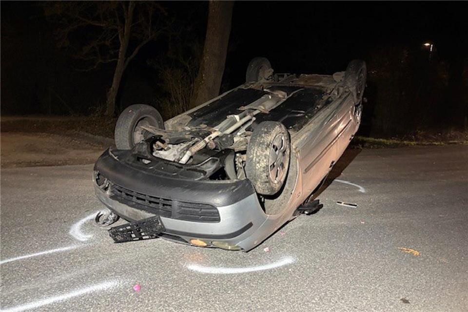 Der Unfallwagen ist auf dem Dach zum Liegen gekommen. Peter Knapp/dpa