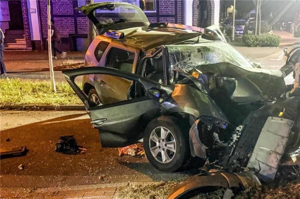 Der Unfallwagen prallte frontal gegen einen Baum.