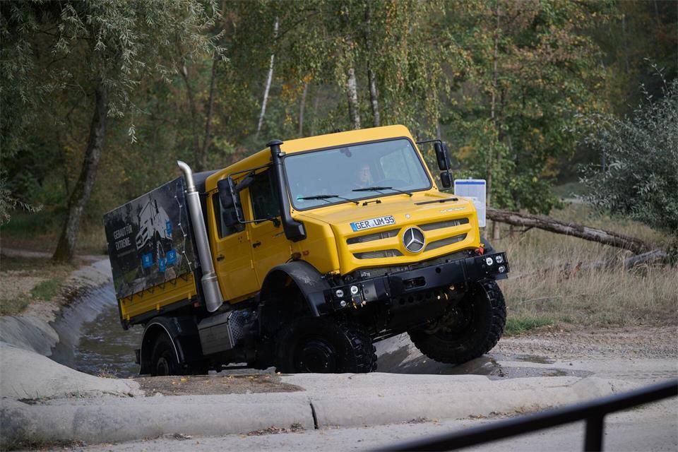 Der Unimog entwickelte sich in den vergangenen Jahrzehnten zu einem sehr vielseitigen Fahrzeug.Marijan Murat/dpa