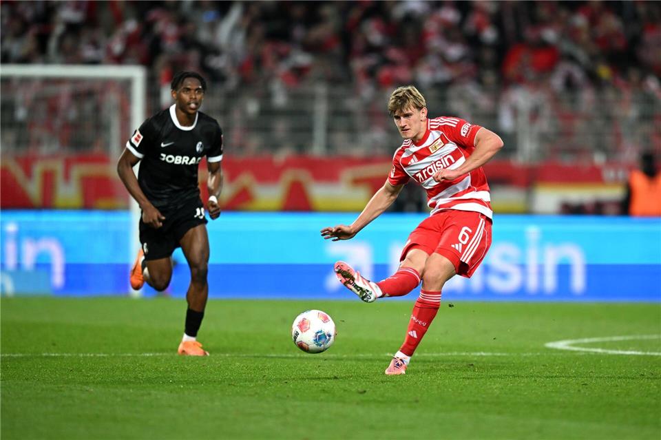 Der Unioner Aljoscha Kemlein (r) freut sich auf das Auswärtsspiel bei seinem Ex-Verein St. Pauli.Elisa Schu/dpa