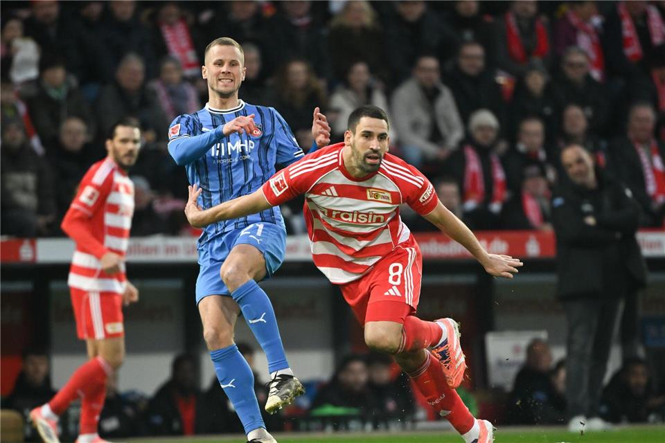 Der Unioner Rani Khedira (r.) im Zweikampf mit Adrian Beck.Soeren Stache/dpa