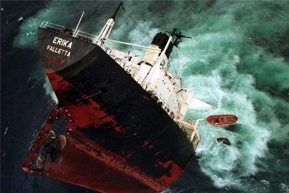 Der Untergang der „Erika“ verursachte eine verheerende Ölpest (Archivbild).Marine Nationale/AFP/epa/dpa