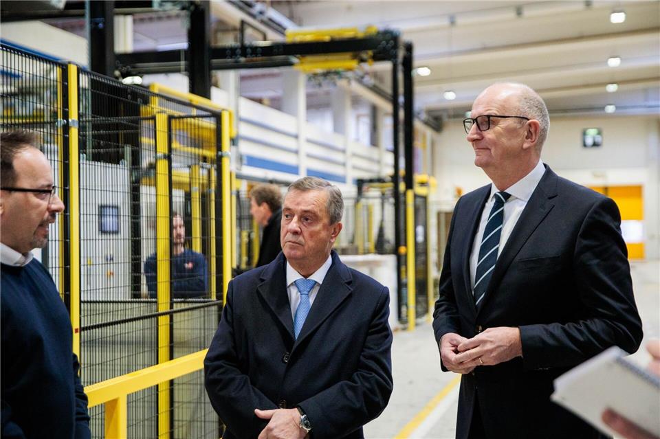 Der Unternehmenschef von Orafol, Holger Loclair (Mitte), ist mit der Wirtschaftspolitik der Bundesregierung unzufrieden. Im Januar dieses Jahres schaute sich Brandenburgs Ministerpräsident Woidke (rechts) das Werk an.  (Archivbild)Carsten Koall/dpa