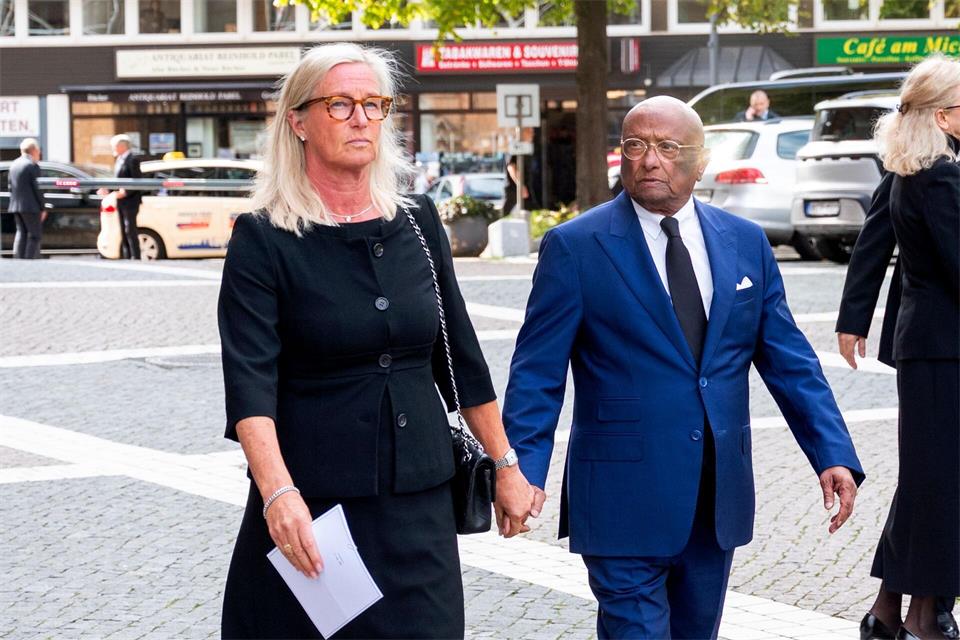 Der Unternehmer Ian Karan und seine Frau Barbara auf dem Weg zur Trauerfeier für den verstorbenen Unternehmer Klaus-Michael Kühne.Daniel Bockwoldt/dpa