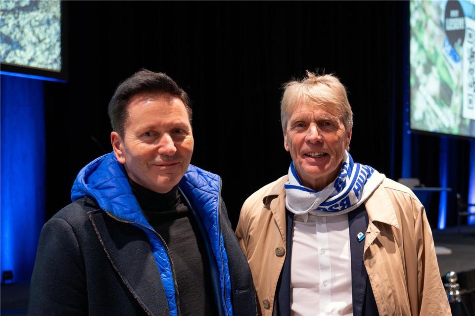 Drescher neuer Hertha-Präsident - Dardai mit neuer Aufgabe Der Unternehmer Uwe Dinnebier (l) und der ehemalige Profifußballer Wolfgang Sidka (r).Soeren Stache/dpa