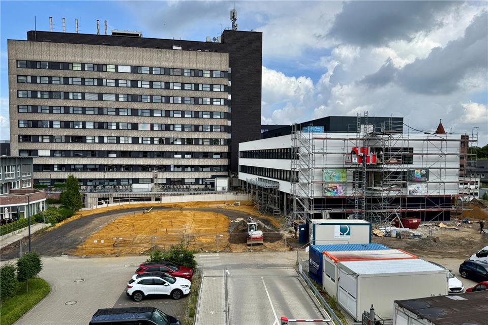 Der Unterschied zwischen alt und neu. Schon bald soll der Neubau (rechts) seine Funktion erfüllen.