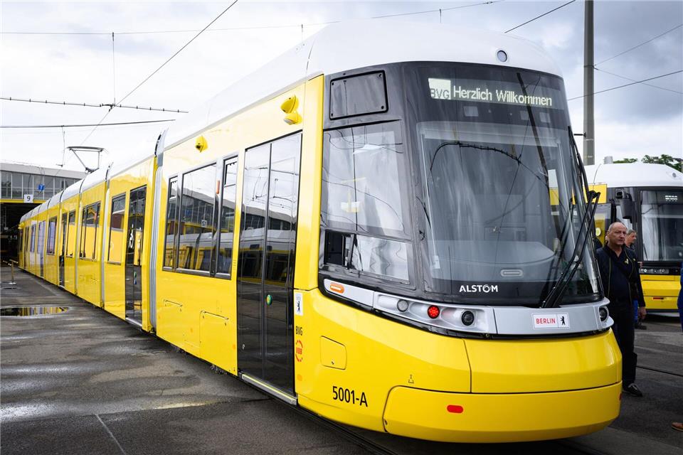 Der „Urbanliner“ soll mit erheblicher Verzögerung ab Mitte Juli auf der M4 zum Einsatz kommen. (Archivbild)Bernd von Jutrczenka/dpa
